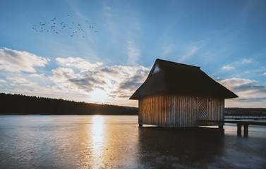 Hütte am See im Sonnenuntergang