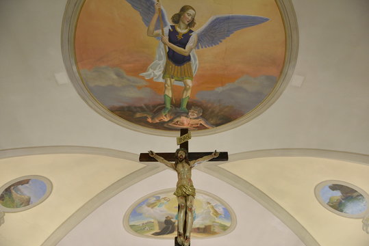 crocifisso all'interno della chiesa di san giovanni rotondo