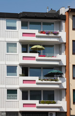 Balkone,  monotones Wohnhaus, Mehrfamilienhaus, Wohngebäude, Bremerhaven, Deutschland