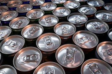 Packaging drinks in aluminum cans in a store