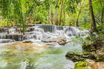 Obraz premium Huai Mae Khamin Waterfalls in Tropical Rainforest at Kanchanaburi Province, Thailand
