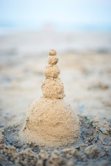 Fototapeta na wymiar Sculpture de sable faite par un enfant sur une plage d'Alicante, Espagne