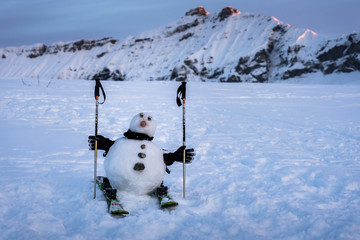 Bonhomme de neige habillé en skieur, Megève France