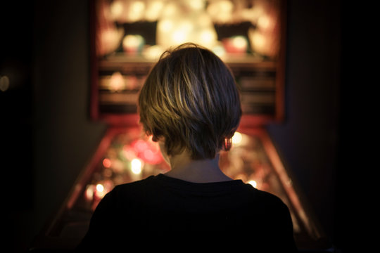 Enfant jouant au flipper