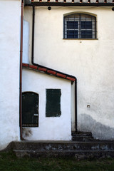 Antica facciata rustica con finestra e grondaia