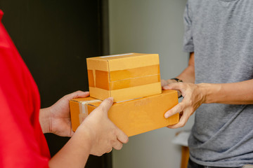 The sender in the red device sends the parcel box to the recipient at home, Deliver packages to...