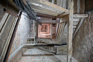 Obraz premium Alte Treppe in einem Kirchturm