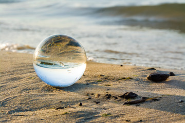 Fototapeta na wymiar Szklana kula i morze, piękny krajobraz