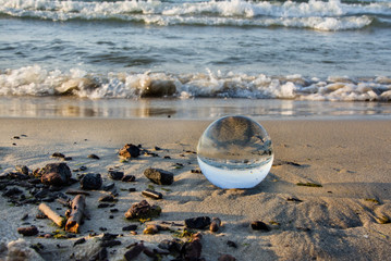 Fototapeta na wymiar Szklana kula i morze, piękny krajobraz