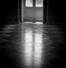 riflesso su un vecchio pavimento