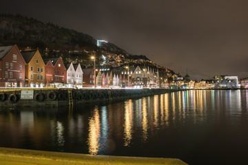 Fototapeta premium Stadt Bergen bei Nacht