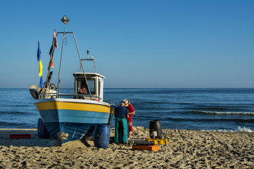 łodzie rybackie nad morzem, rybacy podczas pracy  - obrazy, fototapety, plakaty
