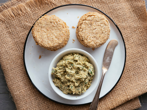 Oatcakes with Hummus