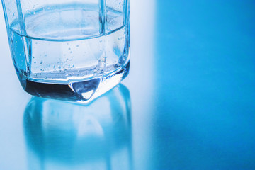 炭酸水が少しだけ入ったガラスのコップ