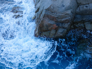 Paisaje de la Costa Brava catalana, España, con el mar azul, islas, aguas cristalinas, árboles y acantilados
