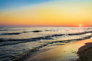 piękny zachód słońca nad morzem, plaża