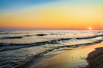 piękny zachód słońca nad morzem, plaża © VinyLove Foto