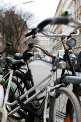 Fototapeta na wymiar HAMBURG, Germany, Fahrräder stehen am Straßenrand