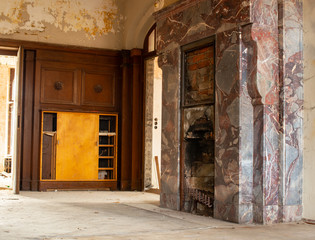 Obraz premium Lost Place alte Herrenhaus Villa Wohnhaus Räume vor dem Zerfall für Fotomontagen