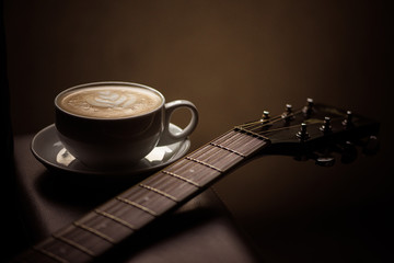 Taza de café con figuras y guitarra