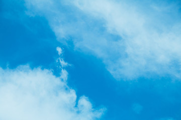 Fototapeta na wymiar 夏の青い空と白い雲