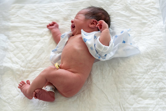 Bebé recién nacido en hospital 35