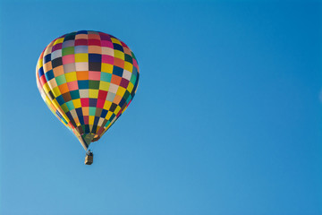 piękny kolorowy balon na błękitnym niebie