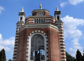 Kleine Kapelle auf dem Cimitero Monumentale vor strahlend blauem Himmel