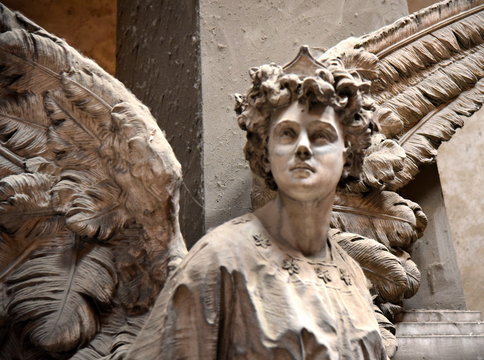 Engel an einer Friedhofsmauer