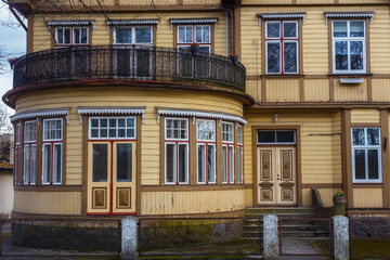 Obraz premium Details of the large old wooden yellow building in historical center of Parnu, Estonia.