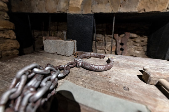 Strumenti di tortura, macchine del doloro, catene