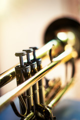 Obraz premium trompet valves on a blurry background