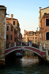 Fototapeta na wymiar Schmaler Kanal in Venedig