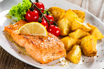 Fried salmon with baked potatoes and vegetables
