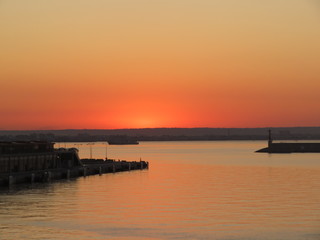Sonnenaufgang über der Hafeneinfahrt von Palma de Mallorca