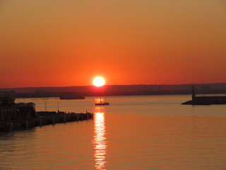 Fototapeta na wymiar Sonnenaufgang über der Hafeneinfahrt von Palma de Mallorca
