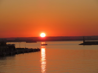 Naklejka premium Sonnenaufgang über der Hafeneinfahrt von Palma de Mallorca