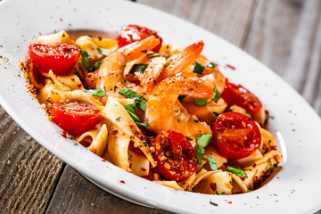 Fototapeta premium Shrimps with pasta and vegetables