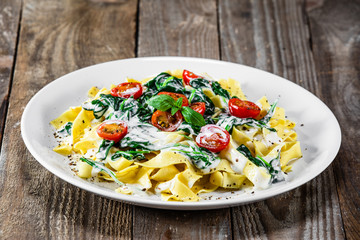 Tagliatelle with spinach, cherry tomatoes and sauce