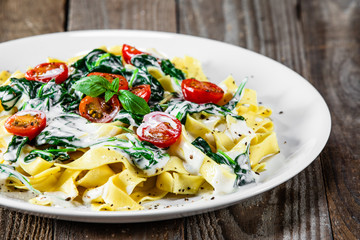 Tagliatelle with spinach, cherry tomatoes and sauce