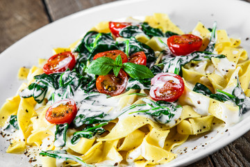 Tagliatelle with spinach, cherry tomatoes and sauce