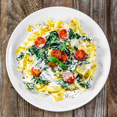 Tagliatelle with spinach, cherry tomatoes and sauce