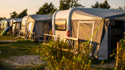 Camping - Wakacje - Przyczepa campingowa tło
