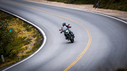 Motociclista en carretera tomando una curva