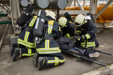 The rescue team is looking for the victim and evacuating him.