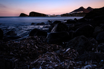 Felsenküste im Abendlicht
