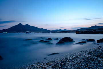 Felsenküste im Abendlicht
