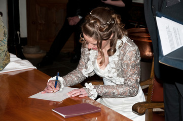 Braut unterschreibt Heiratsurkunde