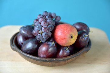 gruszka i śliwki, winogrona, fioletowy owoc w glinianym naczyniu, węgierka, śliwa, sielsko, dojrzałe, swieży, słodki, soczysty, fiolet, pyszny, naturalny, deser, wegetarianin, surowa, malarska, delika