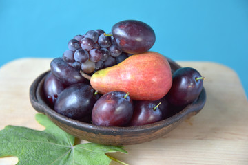 gruszka i śliwki, winogrona, fioletowy owoc w glinianym naczyniu, węgierka, śliwa, sielsko, dojrzałe, swieży, słodki, soczysty, fiolet, pyszny, naturalny, deser, wegetarianin, surowa, malarska, delika